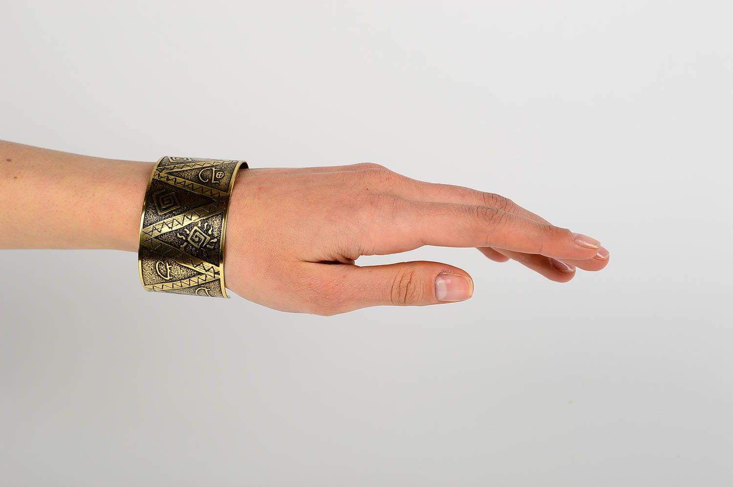 Bracelet laiton Bijou fait main large à motifs originaux Cadeau pour femme photo 2
