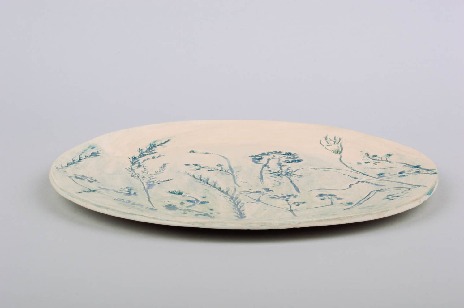 Assiette plate blanche à motif floral bleu ronde en argile faite main originale photo 3