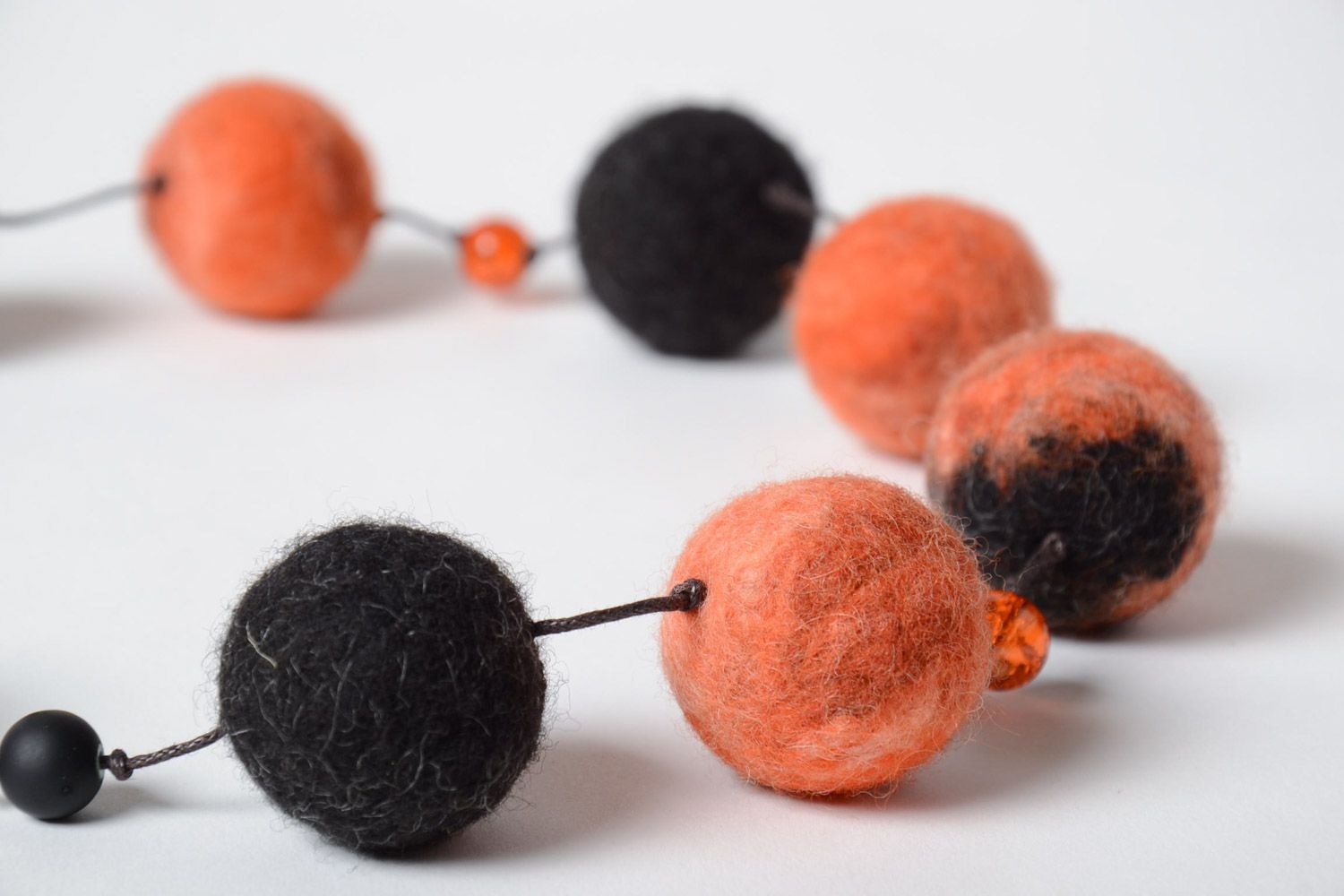Крупные бусы из шерсти в технике валяния ручной работы оранжевые с черным фото 3