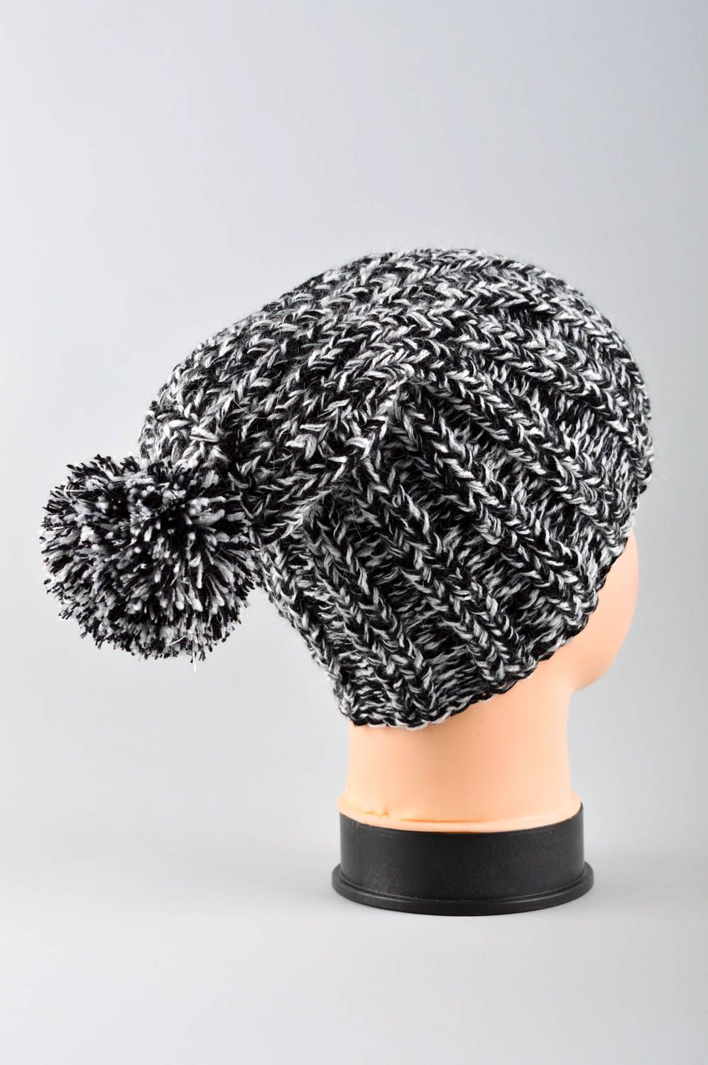 Chapeau pour femme fait main Bonnet tricot noir et blanc Accessoire femme photo 4