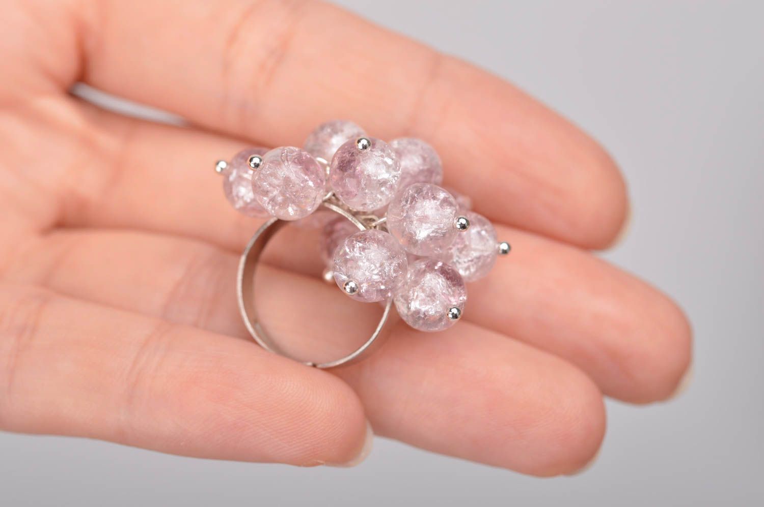 Кольцо из круглых бусин розовое нежное красивое необычное женское ручной работы фото 2