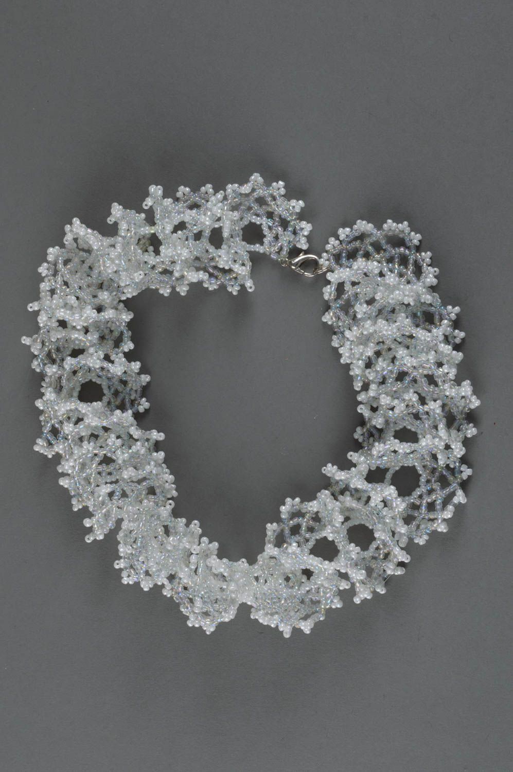 Ажурное белое ожерелье из бисера ручной работы нарядное красивое праздничное фото 2