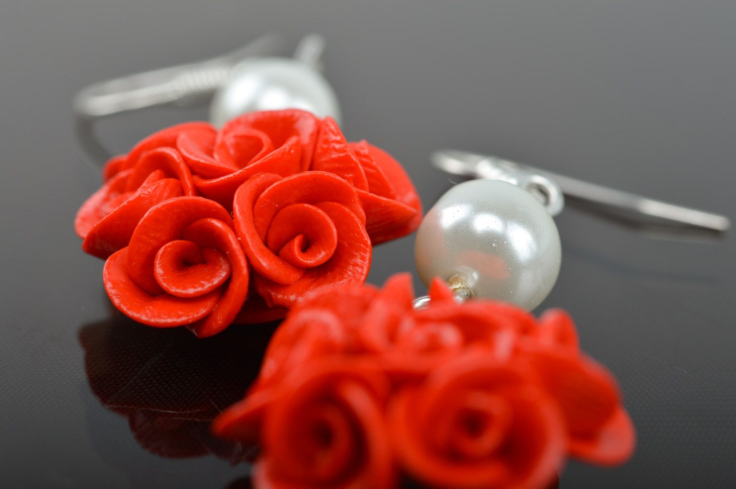 Boucles d'oreilles fleurs en pâte polymère rouges faites main pendantes photo 5