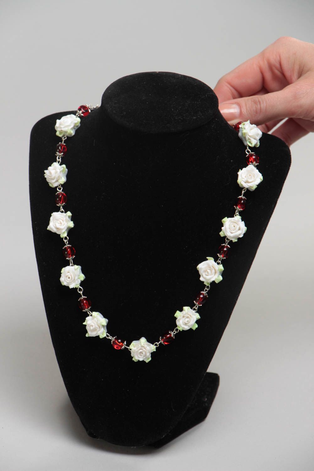 Collar artesanal de arcilla polimérica con flores blancas y cuentas rojas  foto 5
