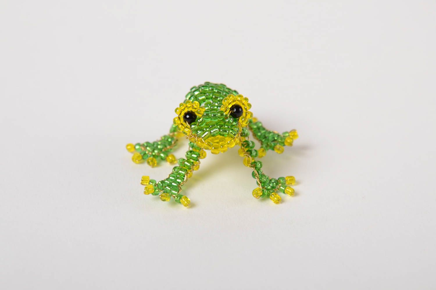 Оригинальная бисерная фигурка лягушки ручной работы для декора дома маленькая фото 4