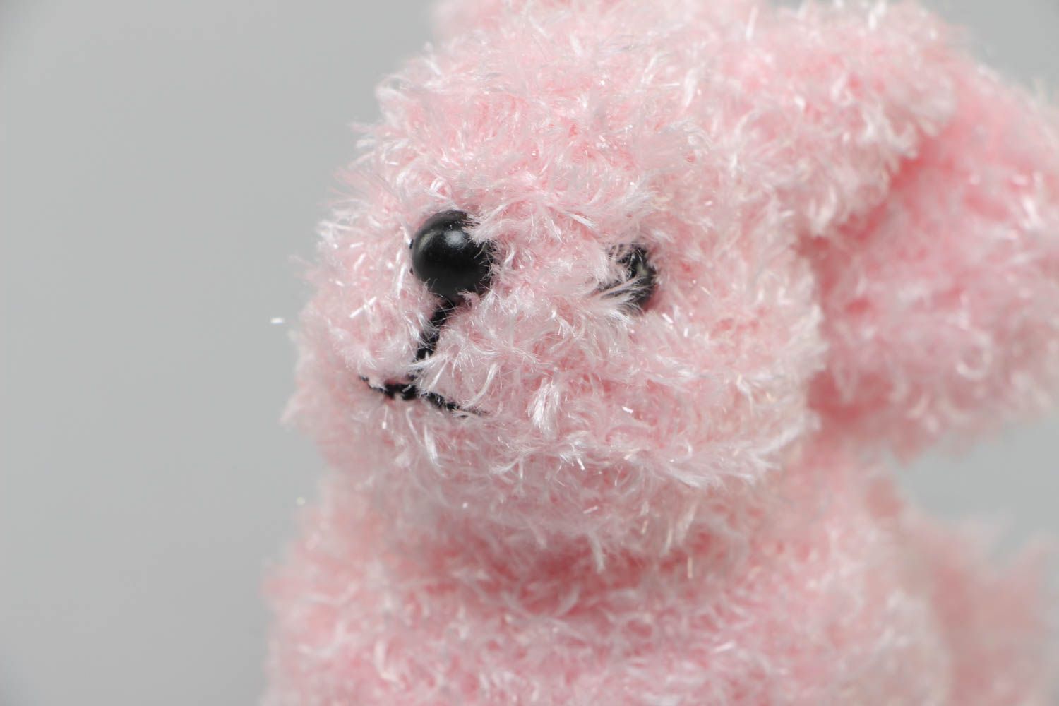 Мягкая вязанная игрушка в виде пушистого кролика маленькая розовая ручной работы фото 3