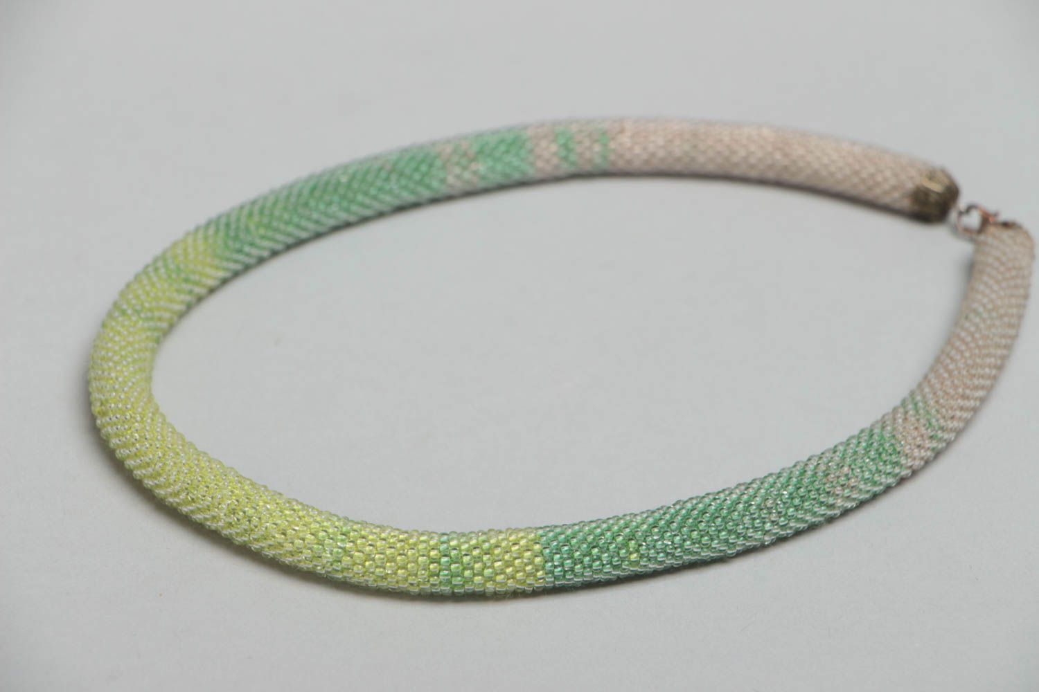 Schmuck Collier handmade aus Rocailles Perlen in Pastellfarben Künstlerarbeit foto 3