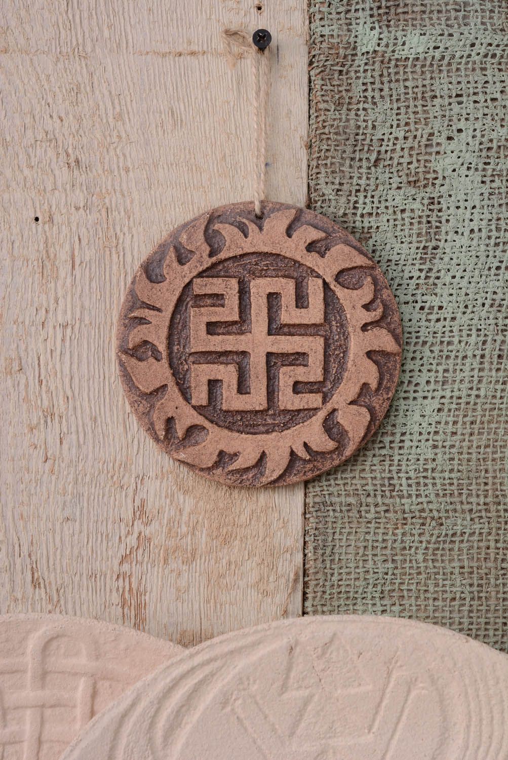 Prato talismã para o interior feito a mão com um símbolo eslavo Rodovik  foto 3