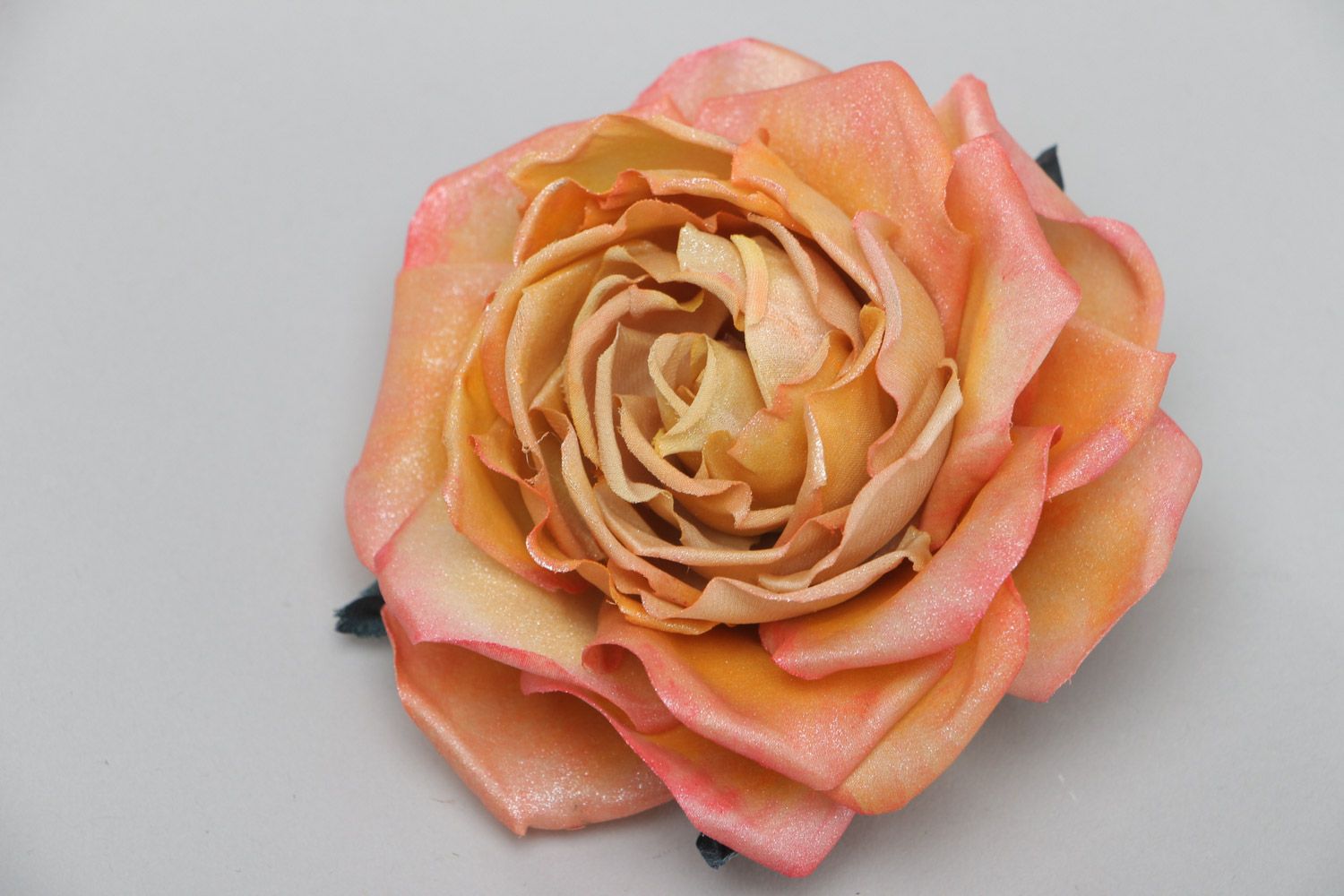 Заколка для волос из атласа и шелка в виде розы кремовая аксессуар ручной работы фото 2