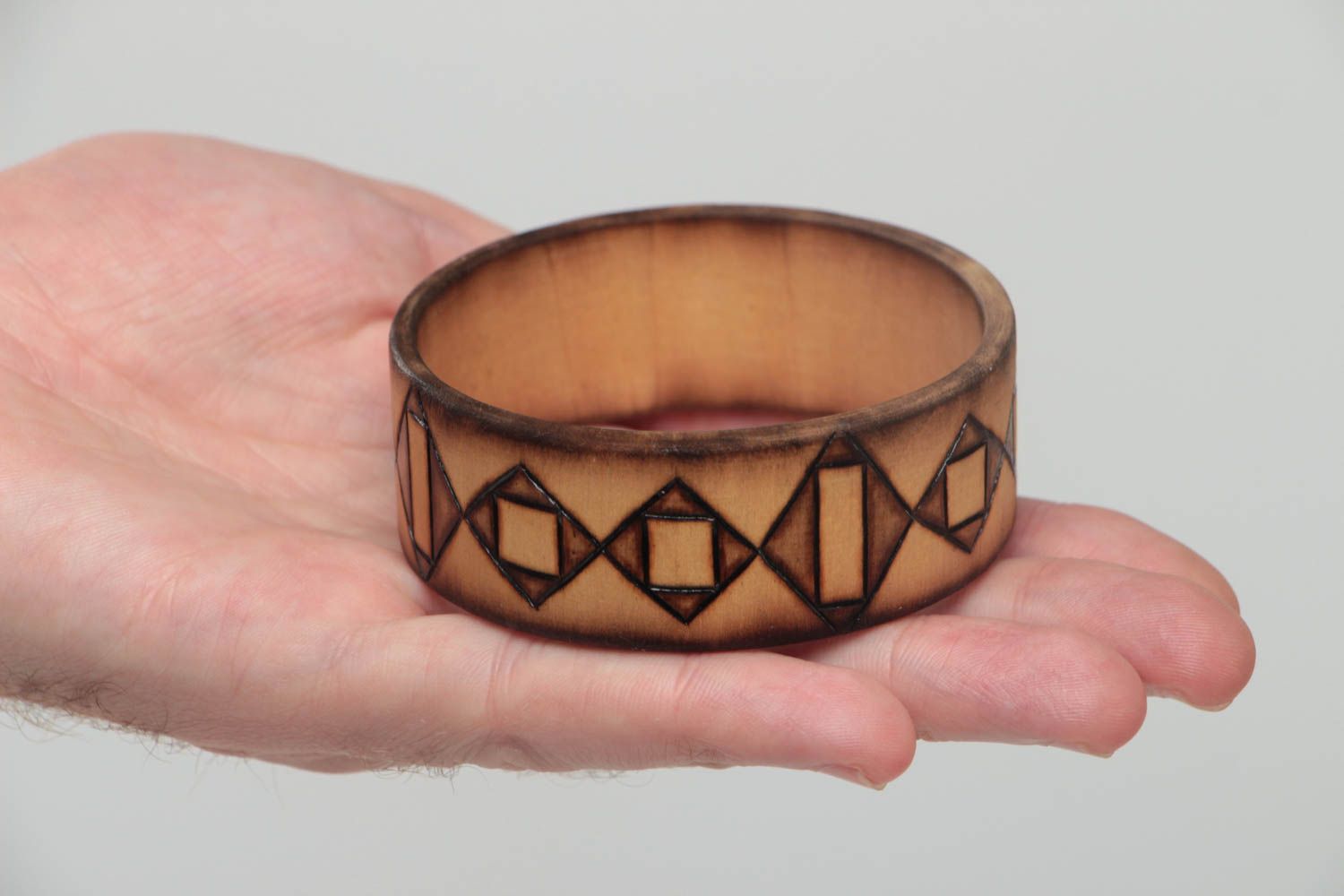 Handmade Holz Armband originell Designer Schmuck Frauen Accessoire mit Prägung foto 6