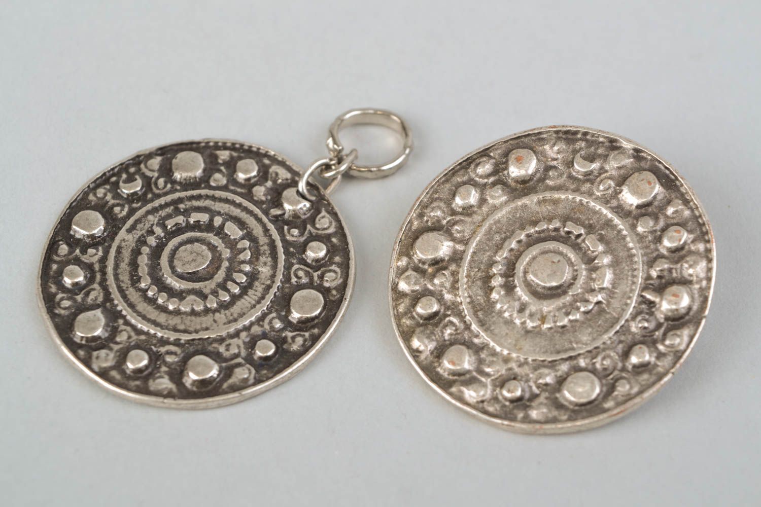 Ensemble de broche et pendentif en métal ronds faits mains originaux Bouclier photo 4