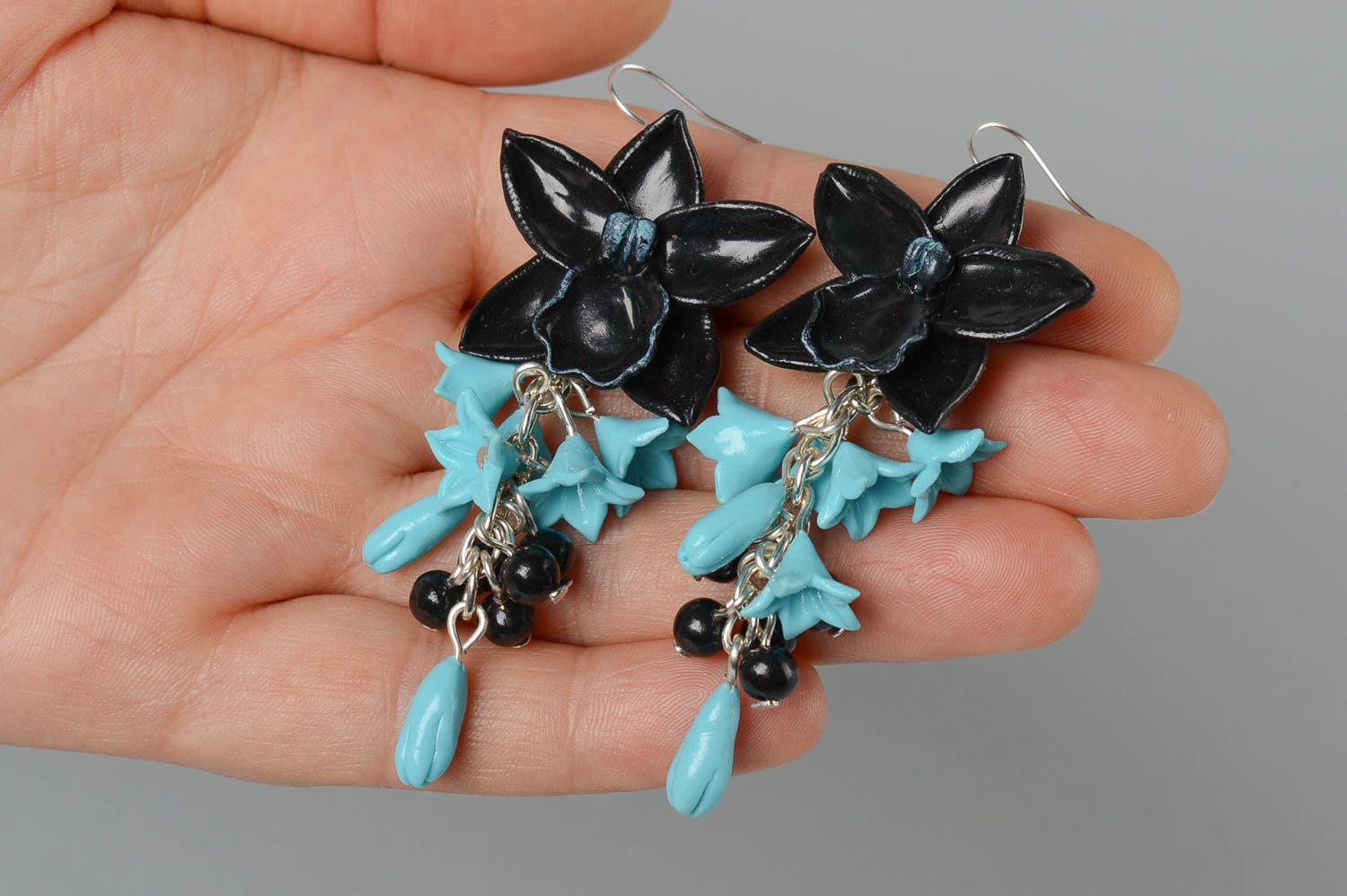 Boucles d'oreilles Bijoux faits main pâte polymère fleurs bleu noir Cadeau femme photo 5