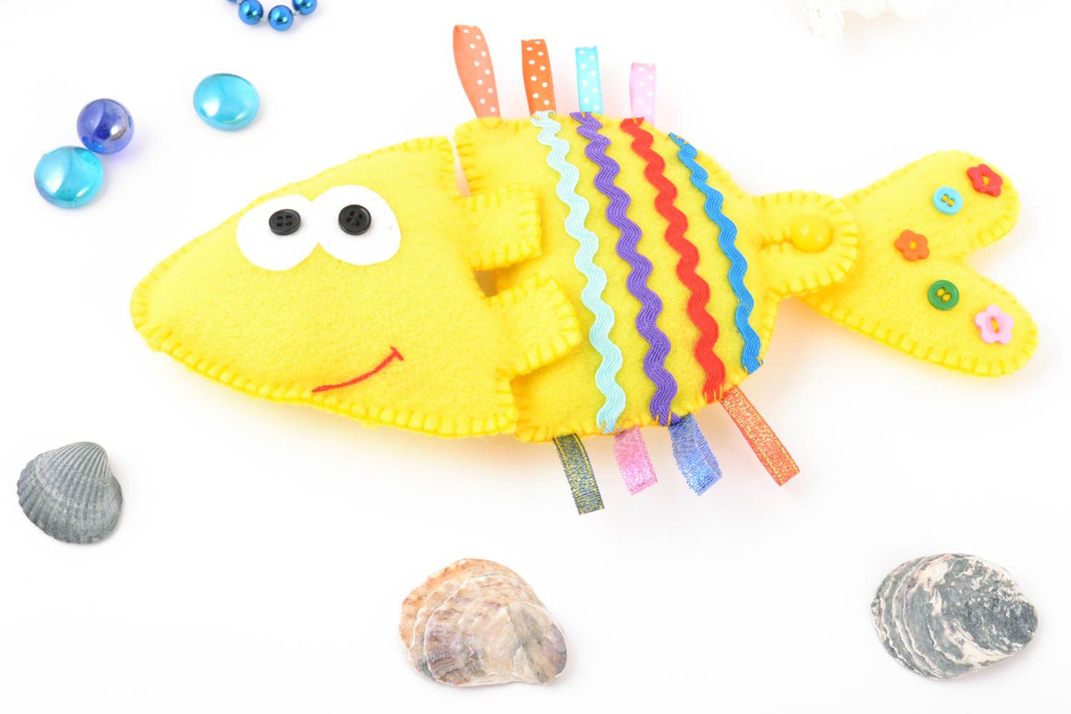 Gelbes handgemachtes Greifspielzeug aus Filz Fisch originell Lernspielzeug foto 5