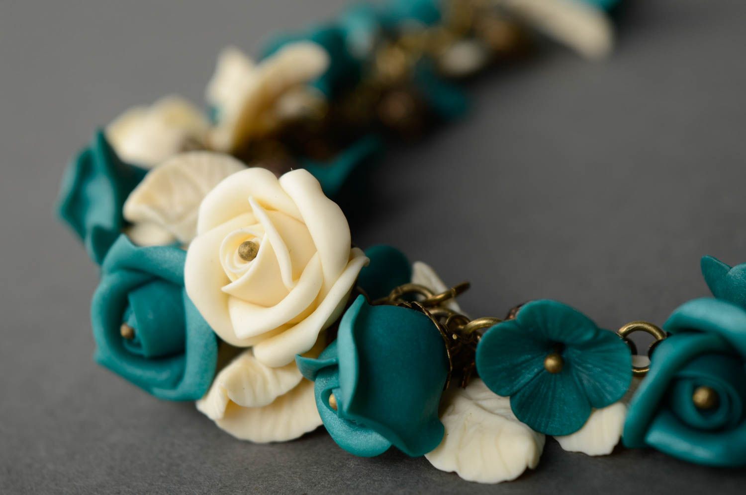 Collier en argile polymère Roses originales fait main pratique bijou pour femme photo 2