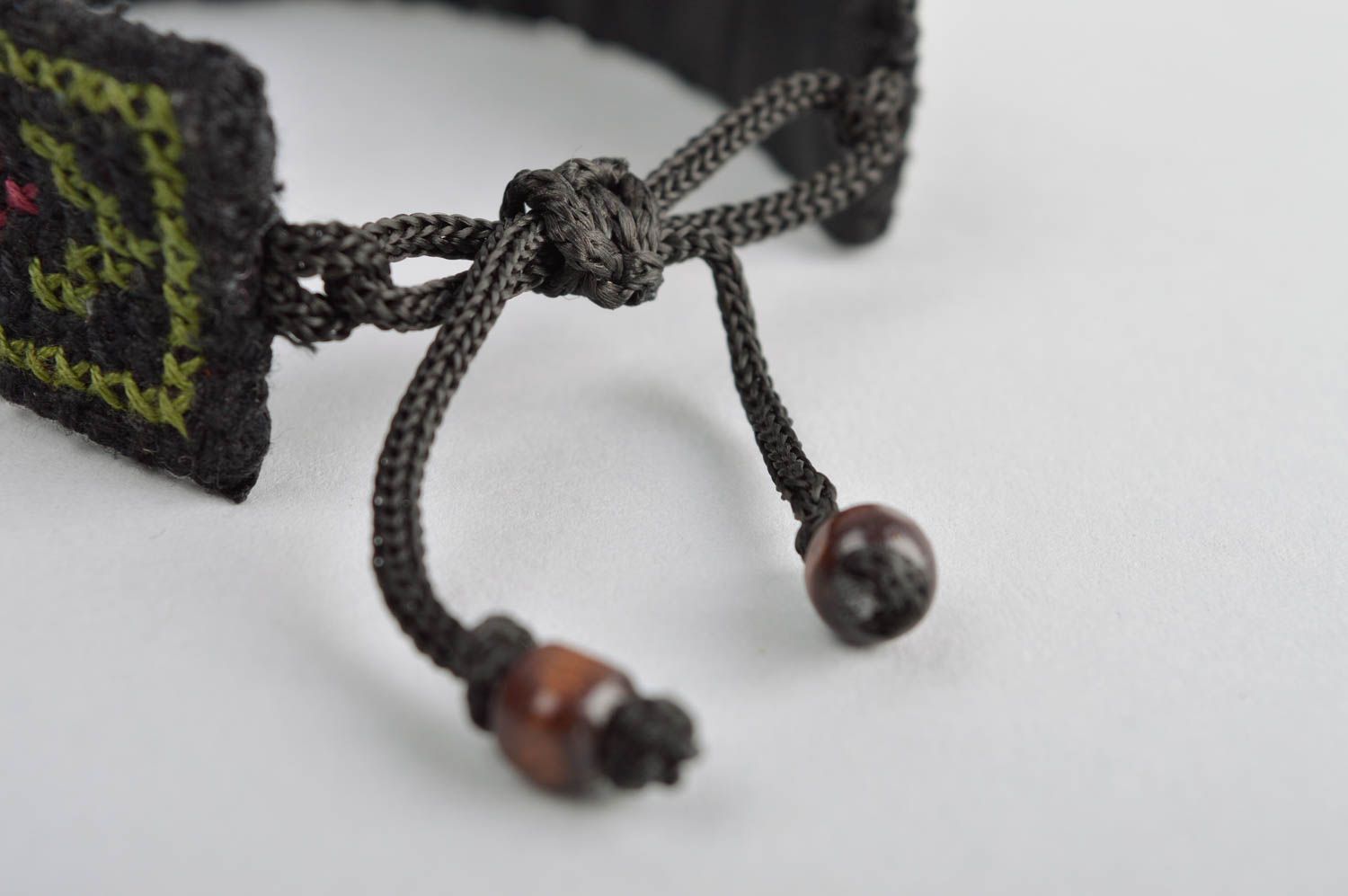 Bracelet large Accessoire fait main noir à motif brodé Cadeau femme original photo 5