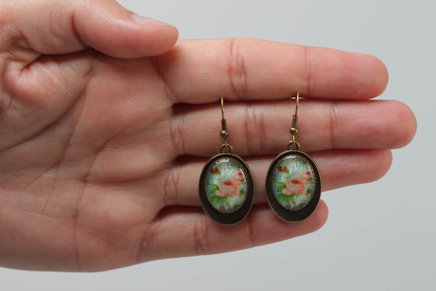 Boucles d'oreilles pendantes à motif floral avec fourniture en métal faites main photo 5