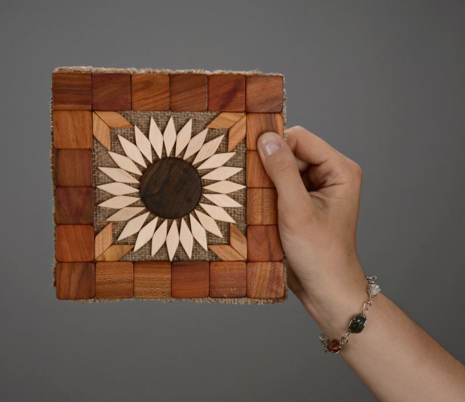Supporto quadrato di legno fatto a mano per stoviglie calde sottopiatto legno
 foto 3