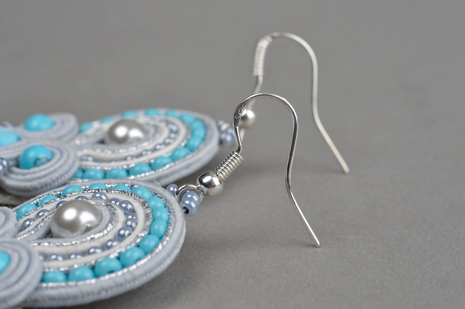 Lange blaue Soutache Ohrringe mit Perlmutter und Glasperlen Handarbeit foto 4