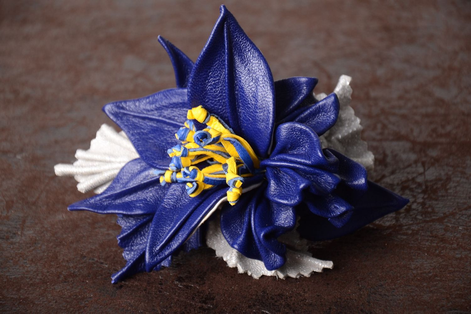 Заколка с цветком ручной работы аксессуар для волос заколка из кожи синяя фото 1