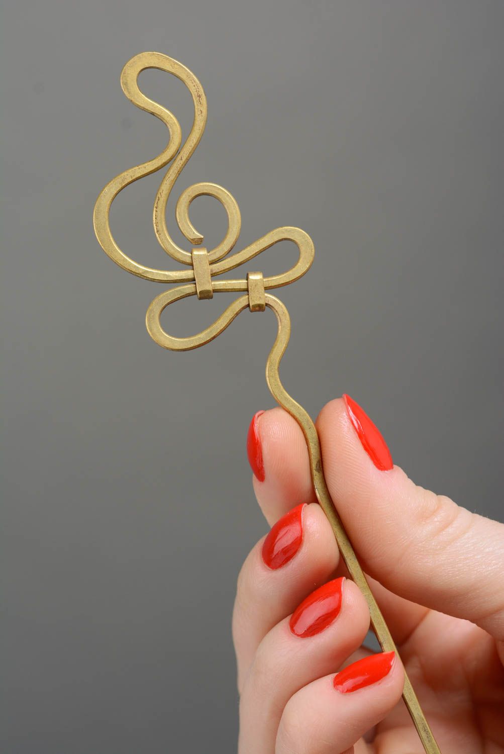 Шпилька для волос в технике wire wrap красивая латунная большая ручной работы фото 4