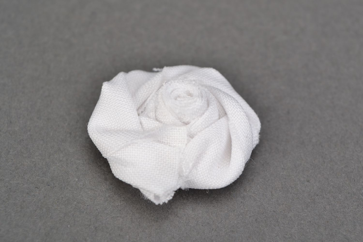 Набор роз из ткани 6 штук белых ручной работы заготовки под брошь или заколку фото 4