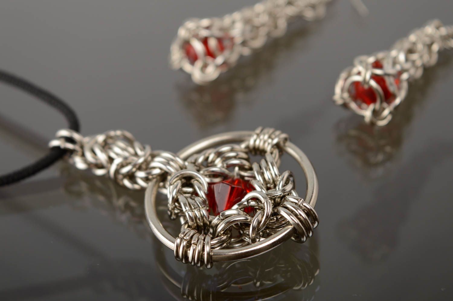 Handmade Anhänger aus Metall mit Schnur und Glaskugel foto 5