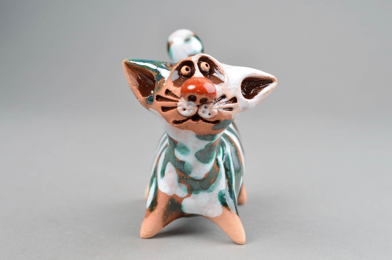 Kleine stilvolle originelle handgemachte Statuette aus Ton Katze mit Bemalung foto 3