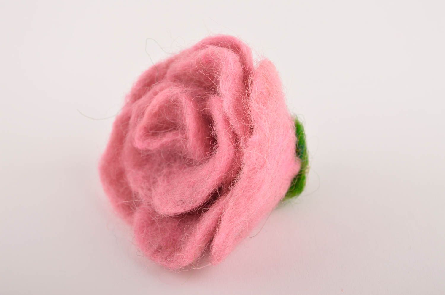 Брошь ручной работы украшение из шерсти валяная брошь в виде розового цветка фото 2