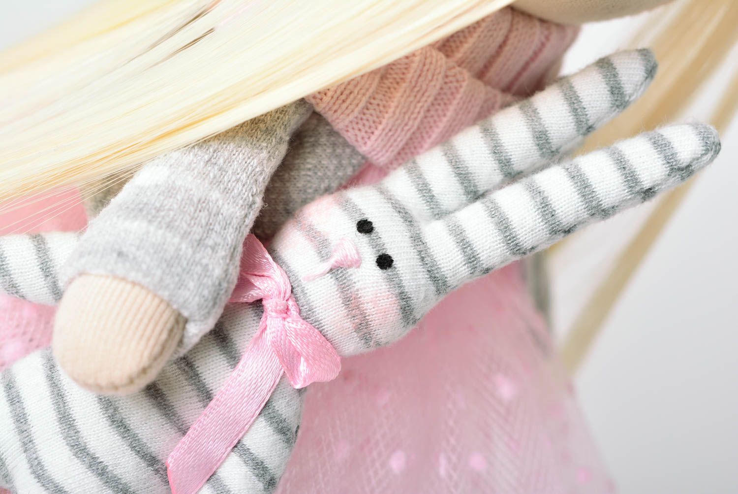 Кукла ручной работы кукла из ткани авторская кукла в виде девочки в розовом фото 4