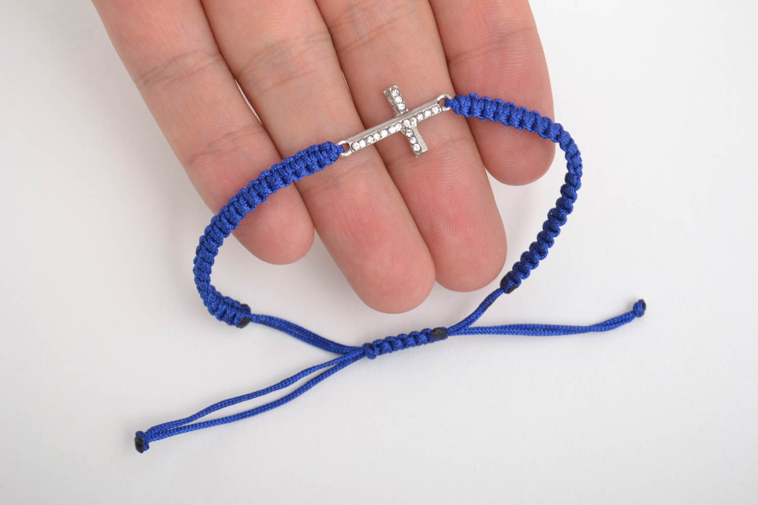 Украшение ручной работы синий браслет на руку браслет из ниток с крестом фото 5