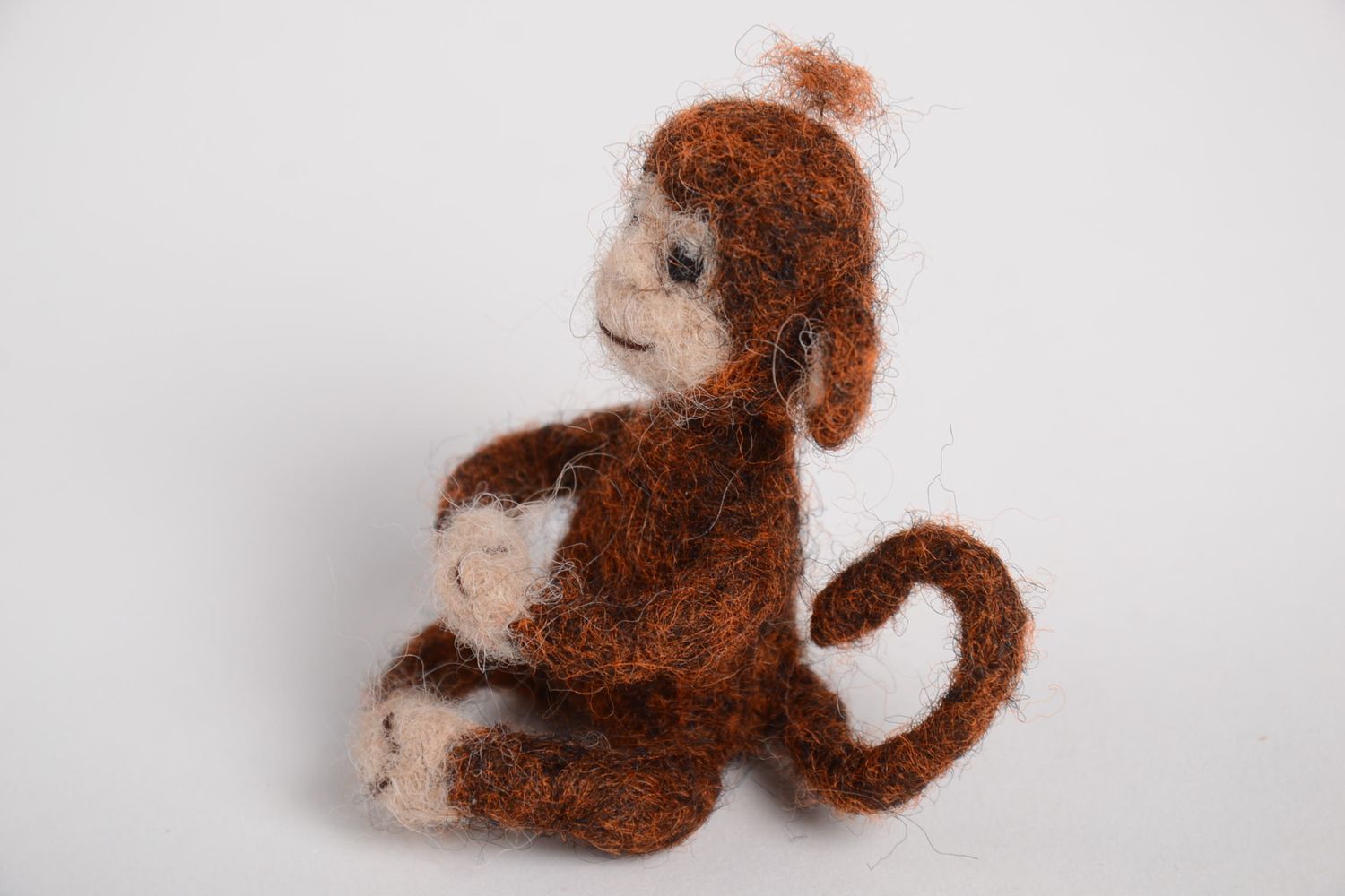 Валяная игрушка хэнд мэйд игрушка из шерсти мягкая игрушка коричневая обезьянка фото 5