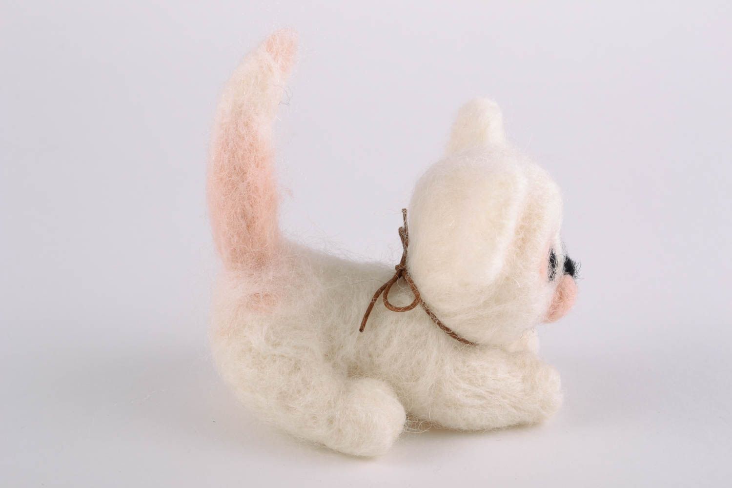 Petit jouet mou chat blanc en laine feutrée fait main cadeau pour enfant photo 3