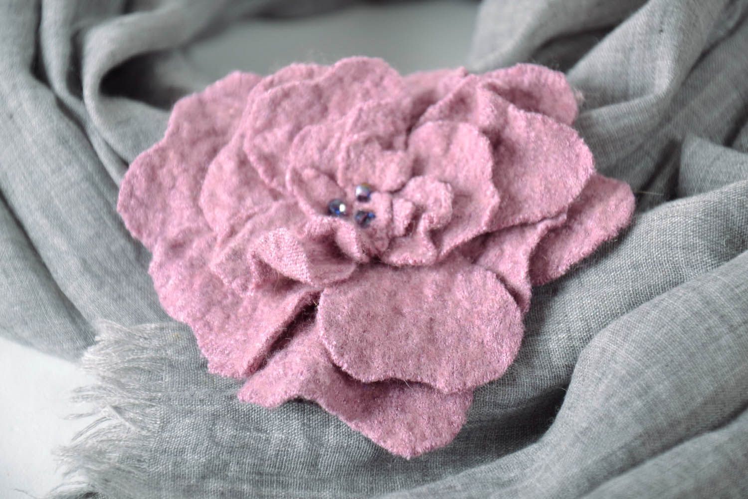 Grande broche fleur en laine de couleur lilas photo 1