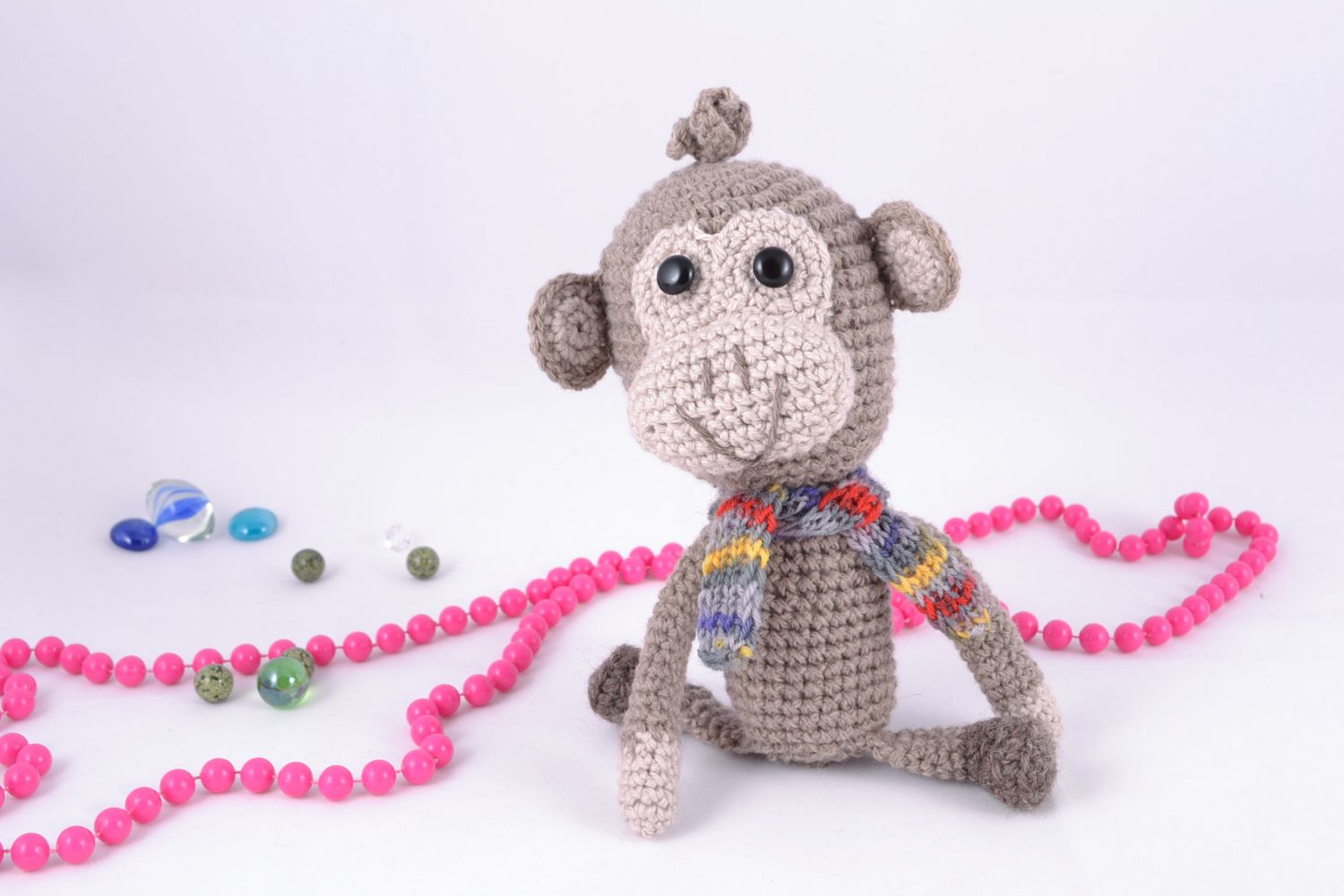 Petit jouet mou tricoté Singe gris avec écharpe multicolore fait à la main photo 1
