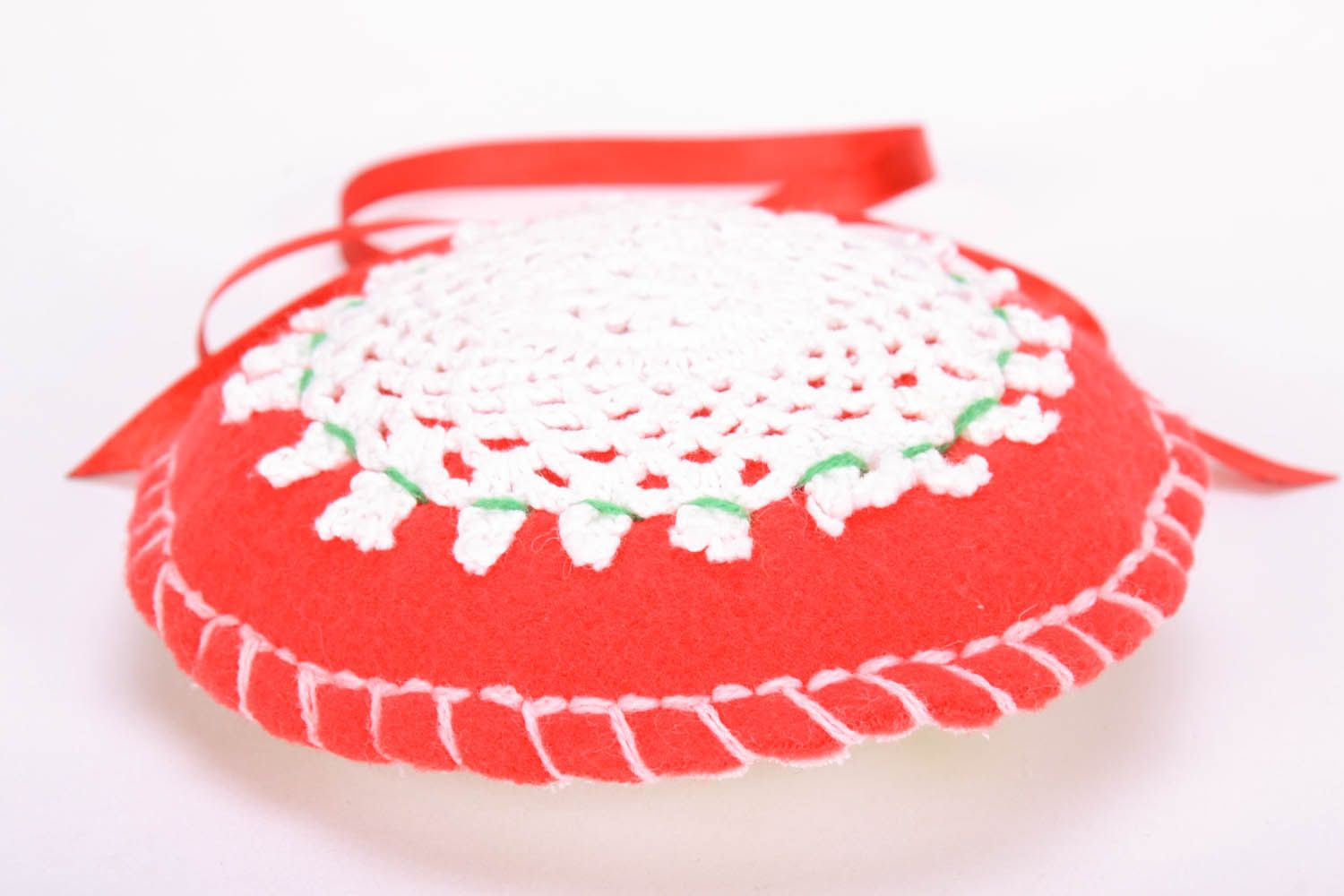 Brinquedo bonito de Natal decorado com rendas de algodão feitas à mão foto 4