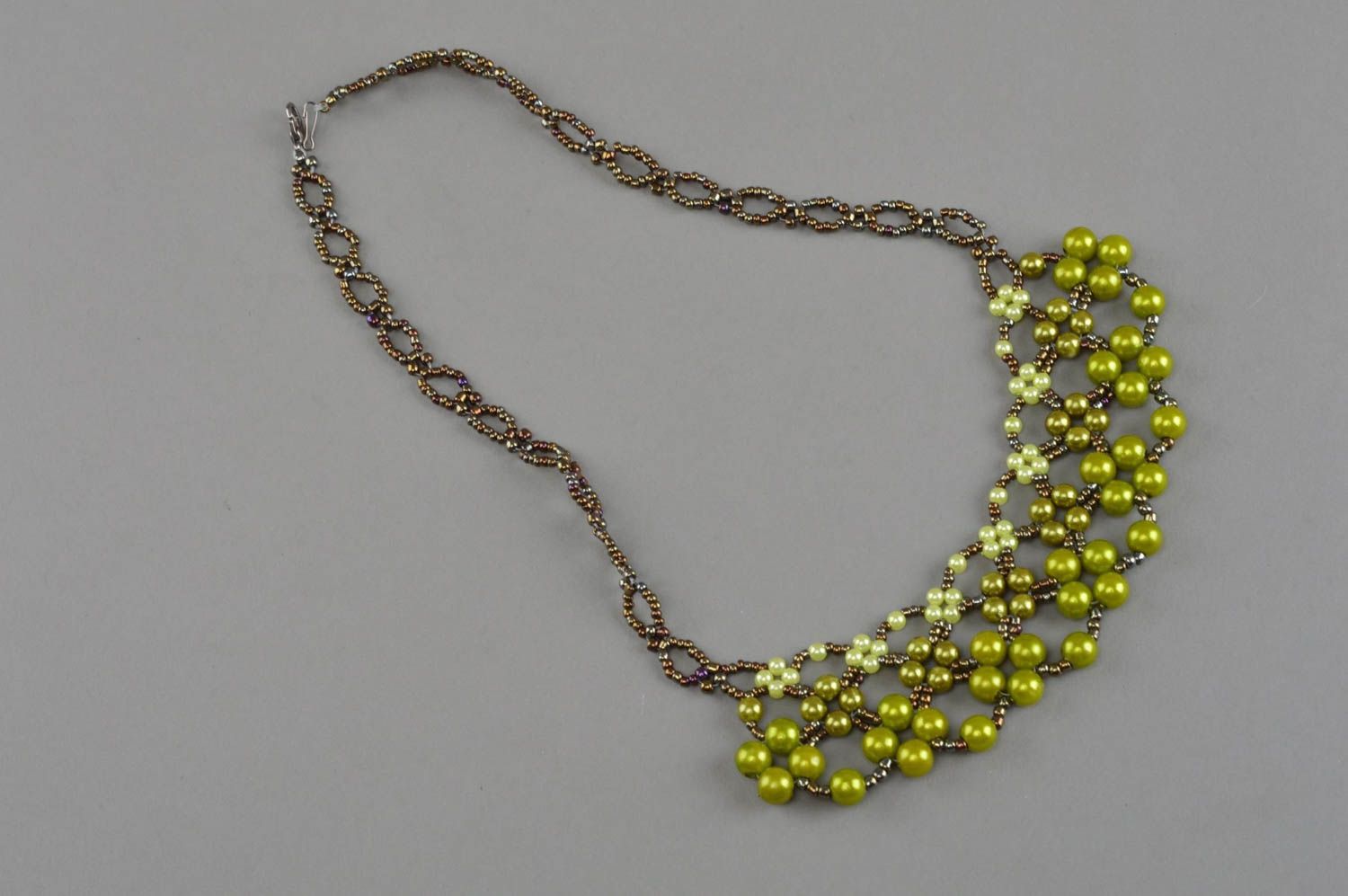 Grünes geflochtenes Collier aus Glasperlen und Perlen handmade Accessoire grell foto 2