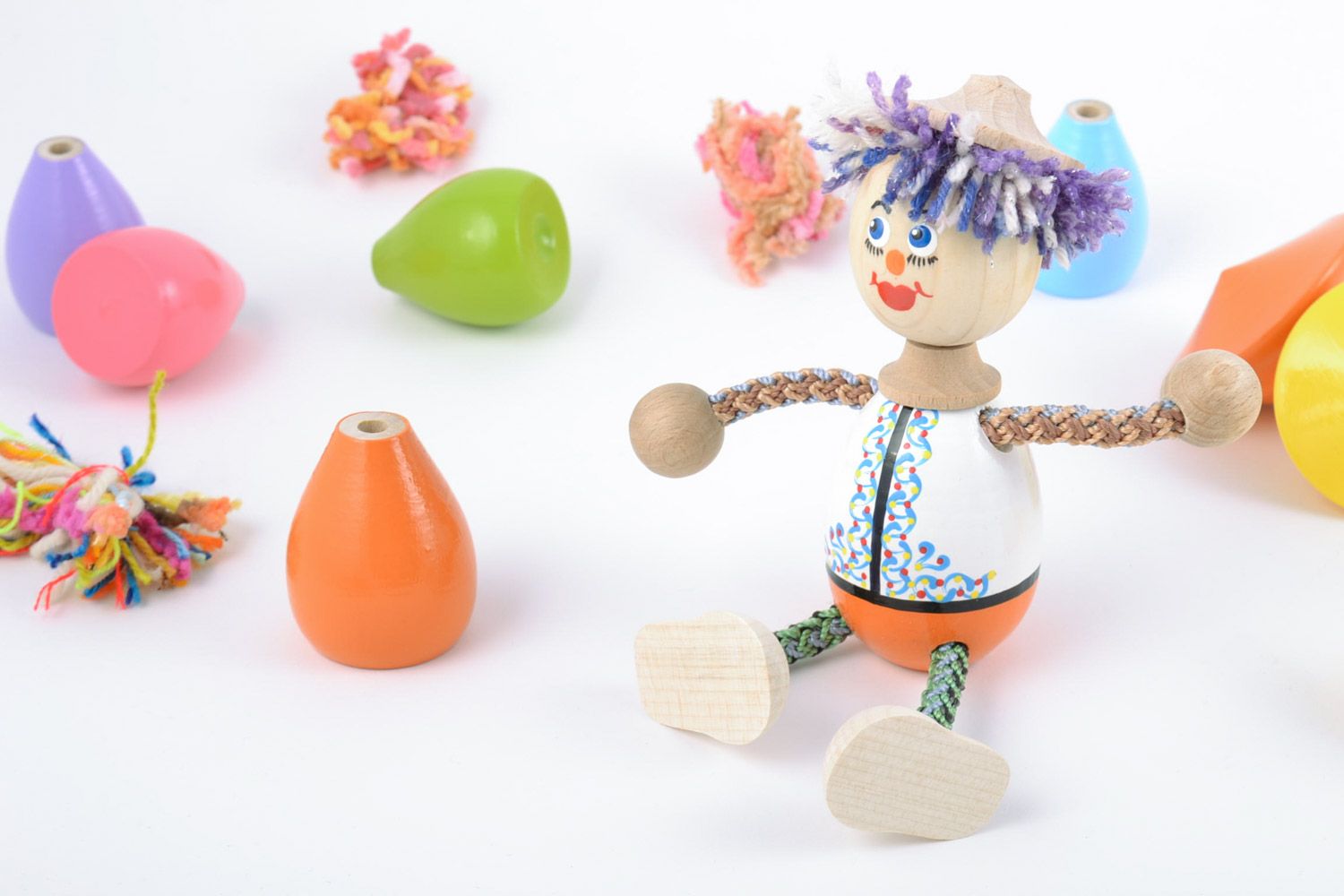 Деревянная игрушка мальчик из бука с росписью эко-красками ручной работы фото 1