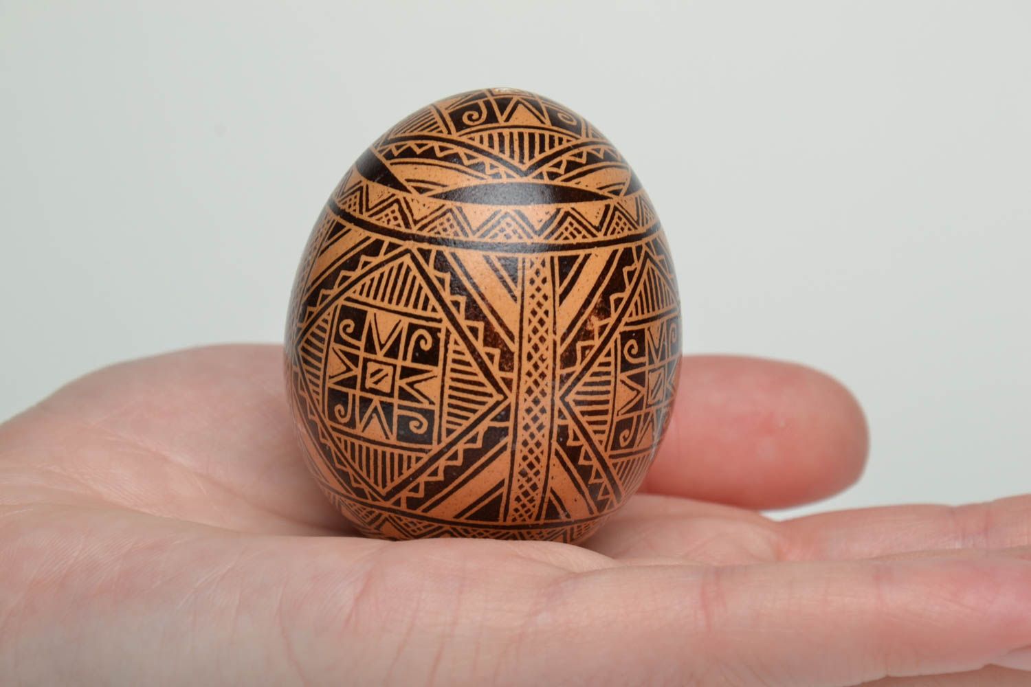 Joli œuf de Pâques peint avec ornement fait main style ethnique décoration  photo 5