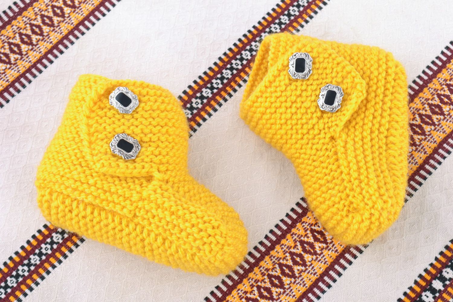 Petits chaussons de bébé tricotés jaunes faits main chauds originaux éclatants photo 1