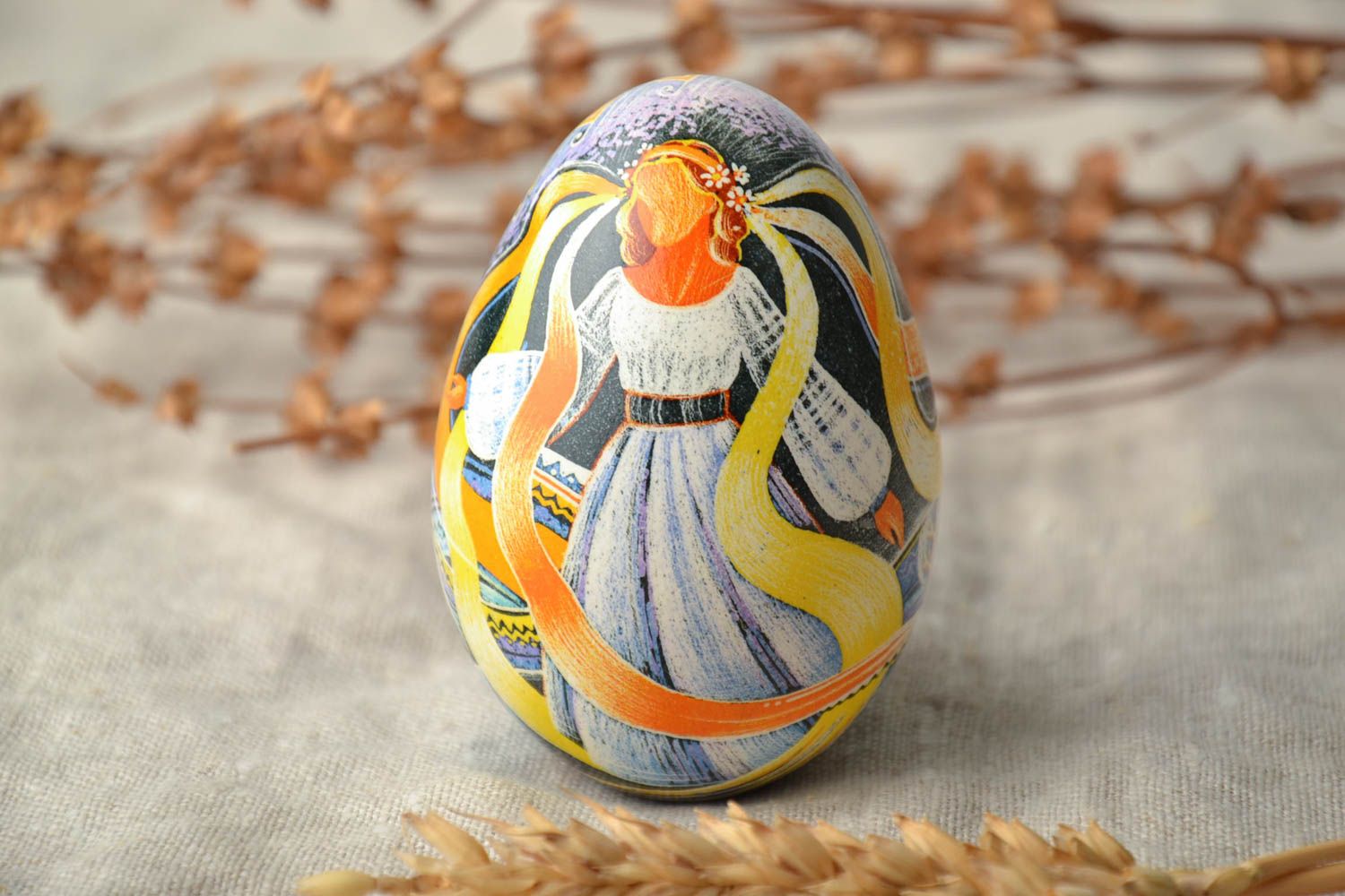 Huevo decorativo de Pascua con la imagen de una ucraniana foto 1