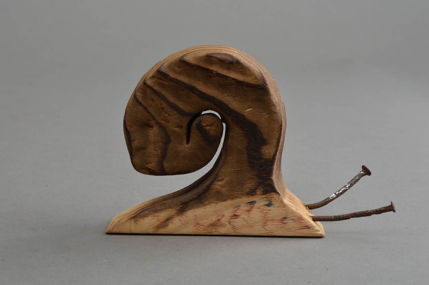 Geschnitzte handgemachte Figurine aus Holz in Form von Schnecke für Deko foto 2