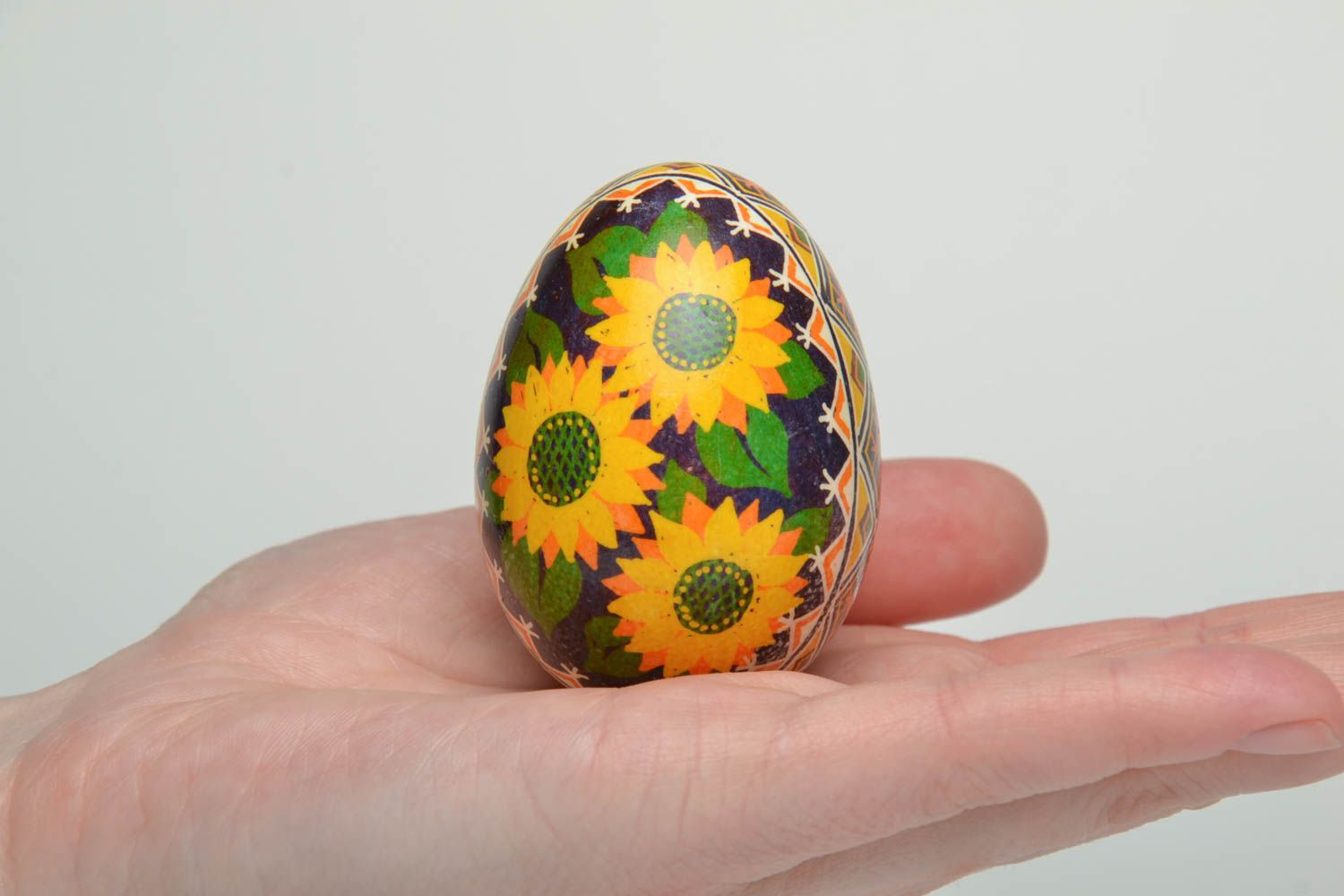 Oeuf de Pâques décoratif fait main original peint avec image de tournesols photo 5