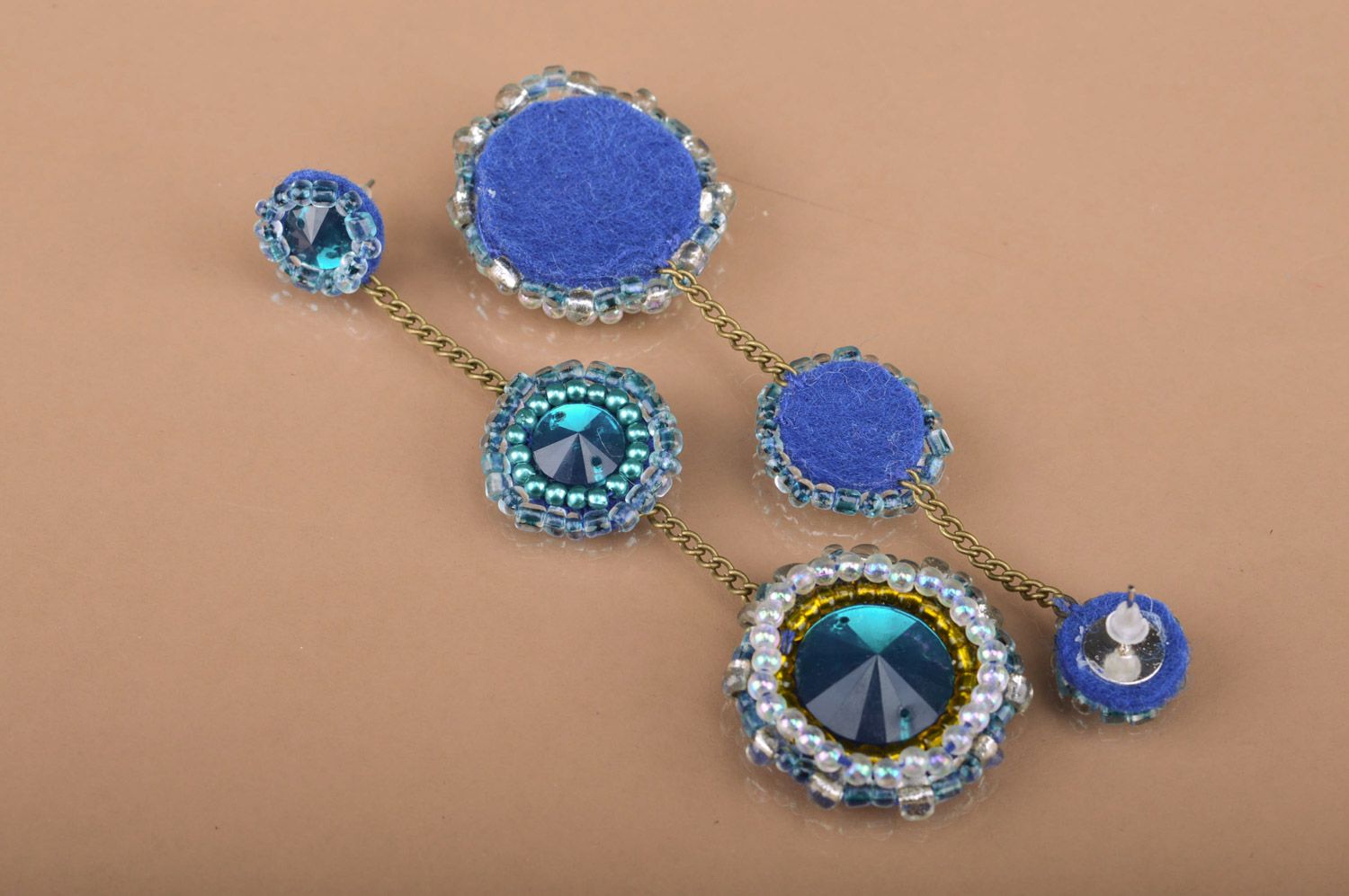Синие серьги гвоздики с подвесками из бисера и камней украшение ручной работы  фото 2