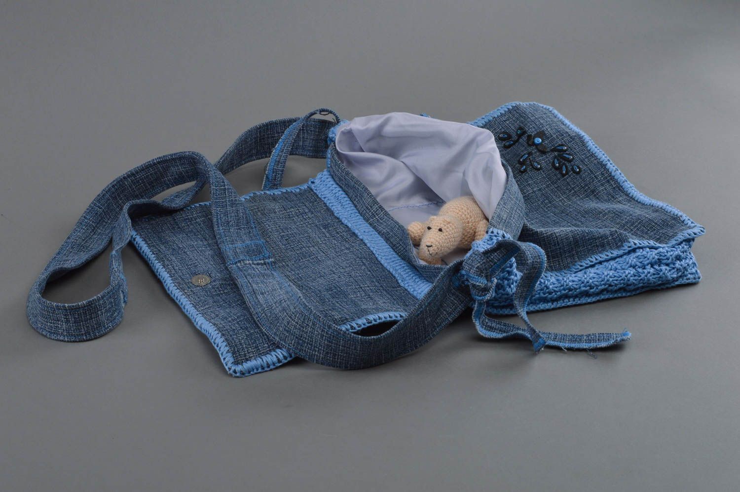 Синяя сумка связанная вручную из хлопка и джинса ручной работы на ремешке фото 3
