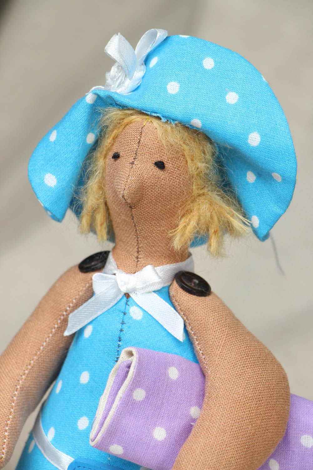 Тканевая кукла-пляжница в голубом купальнике фото 2
