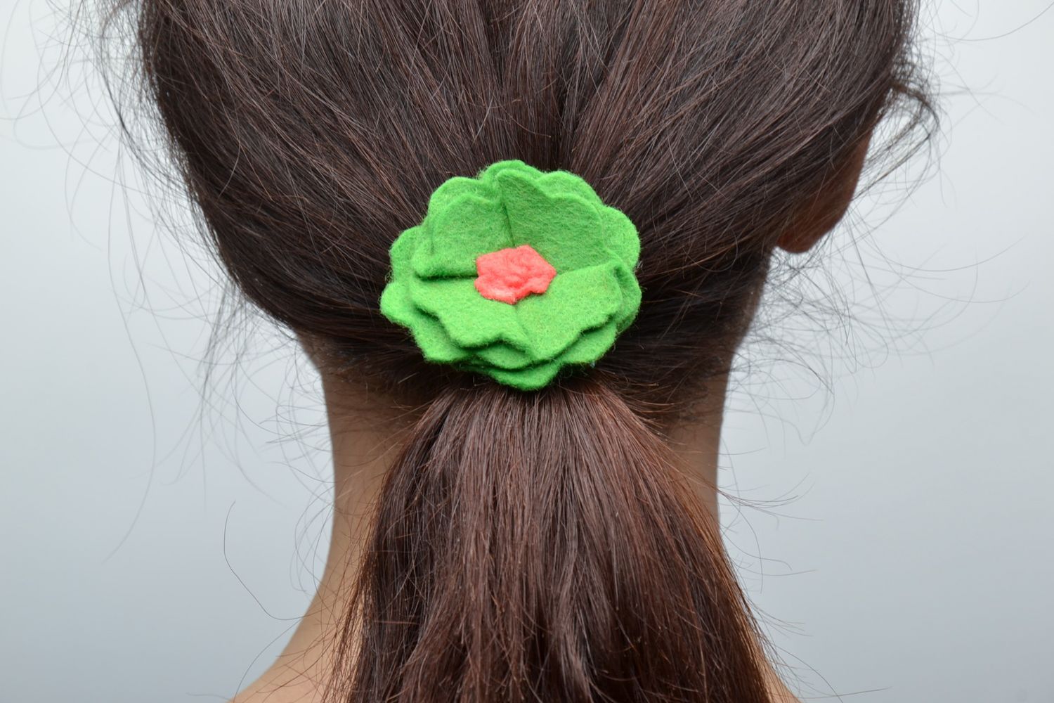Élastique à cheveux fleur en feutre vert fait main photo 2