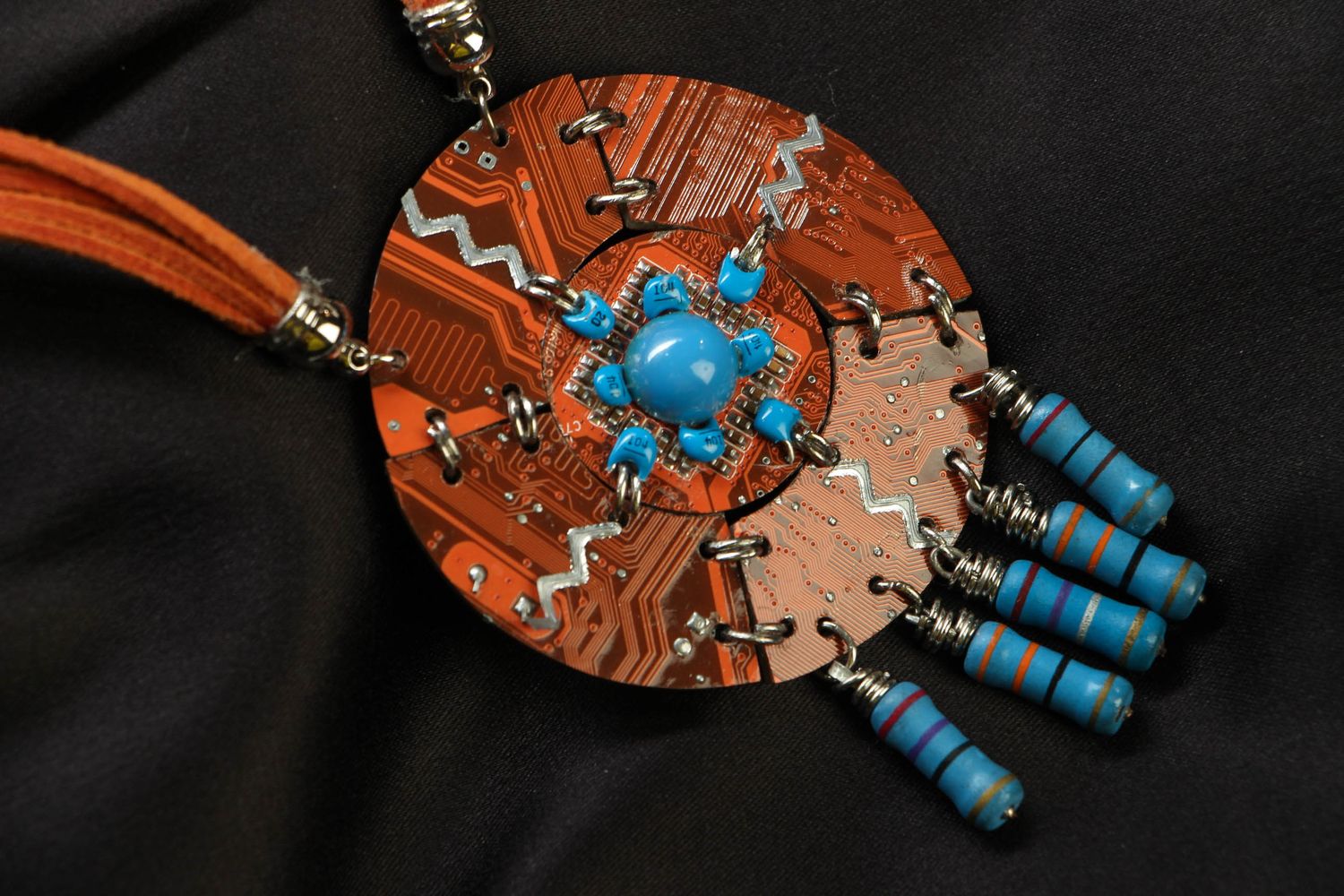 Cyberpunk Halskette mit Mechanismen foto 2
