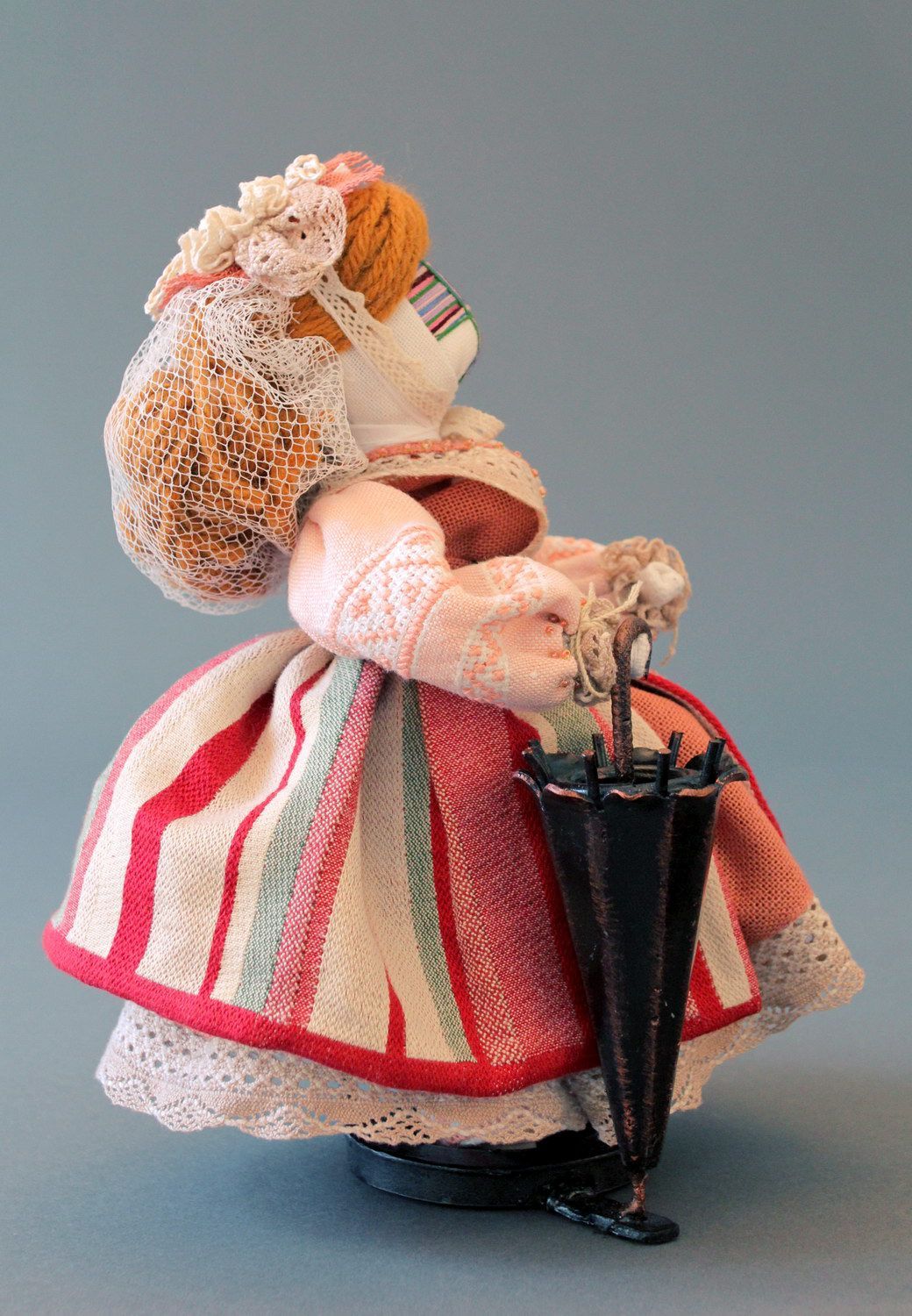 Boneca motanka Senhora com guarda-chuva foto 2