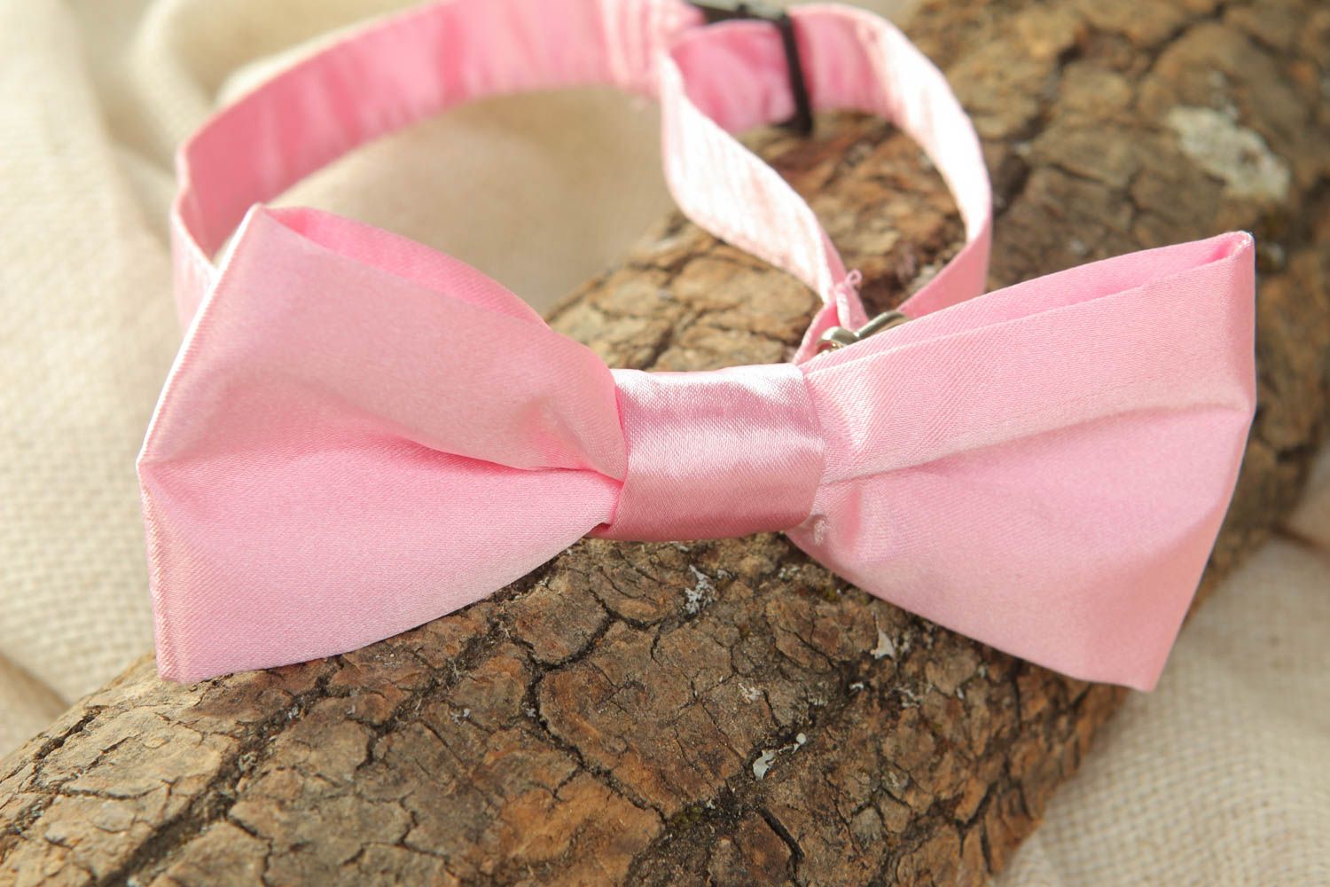 Розовый галстук-бабочка из атласа фото 5
