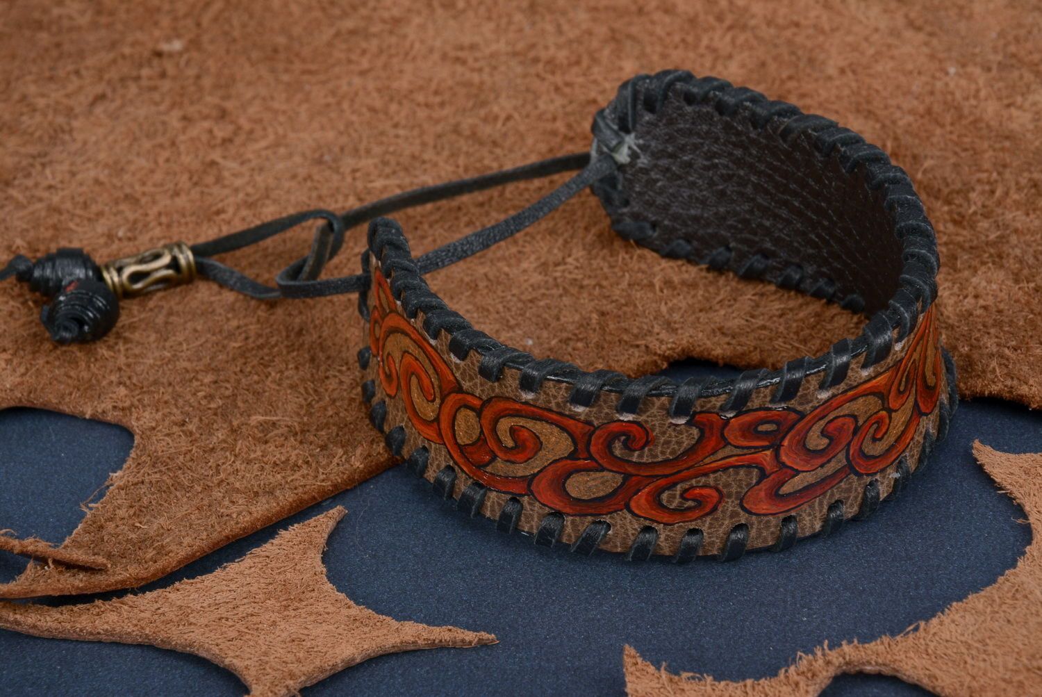 Armband aus Leder mit Ornament  foto 1